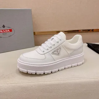 Prada Cloudbust حذاء رياضي سميك أبيض جلدي وقماشي مع لوحة شعار معدني مثلثي