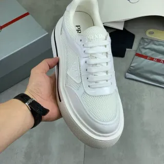 Prada Cloudbust حذاء رياضي أبيض شبكي و جلد لامع كونكي