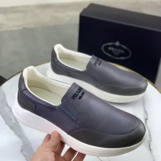 Prada رمادي أبيض Slip-On جلد علوي لوافر