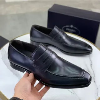 برادا لوفير أسود جلد مصقول أصابع مربعة slip-on لوفير
