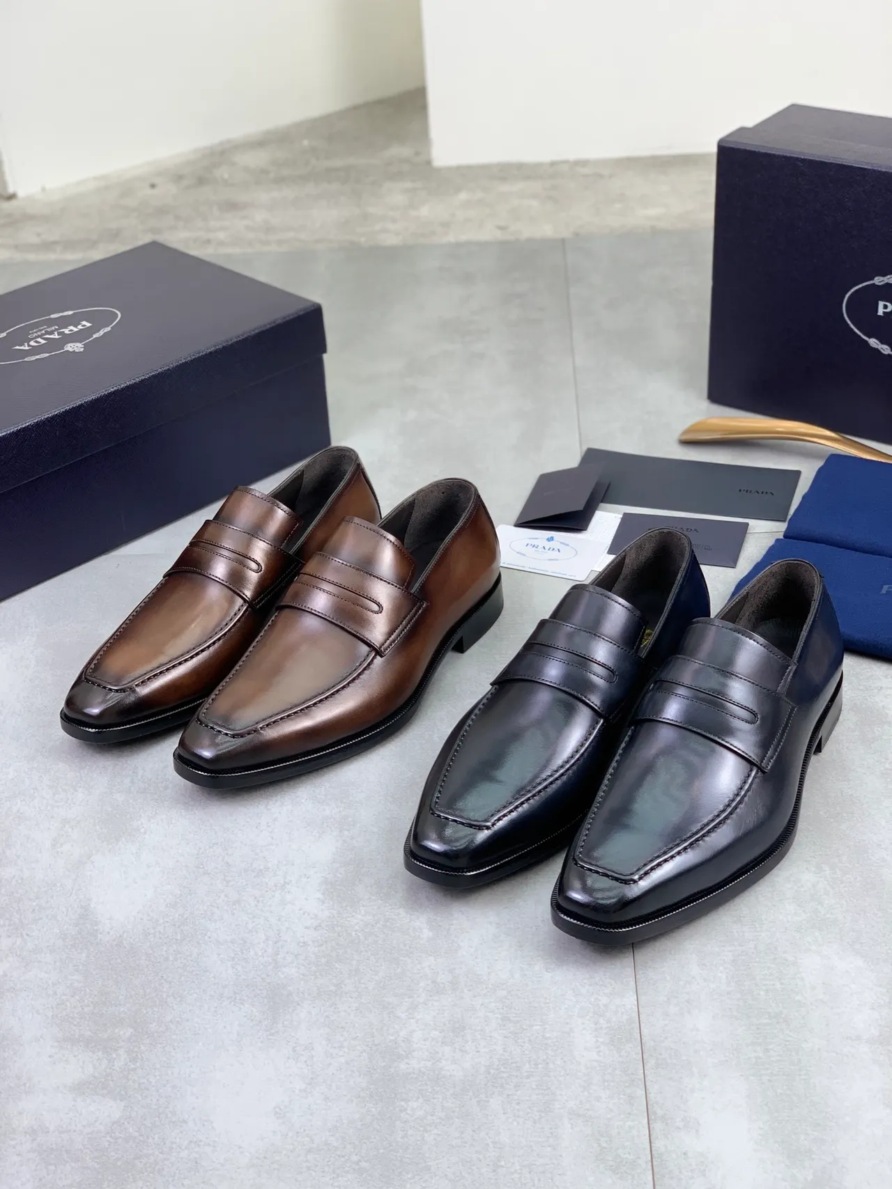 Prada mocassins pretos de couro polido com bico quadrado slip-on 2