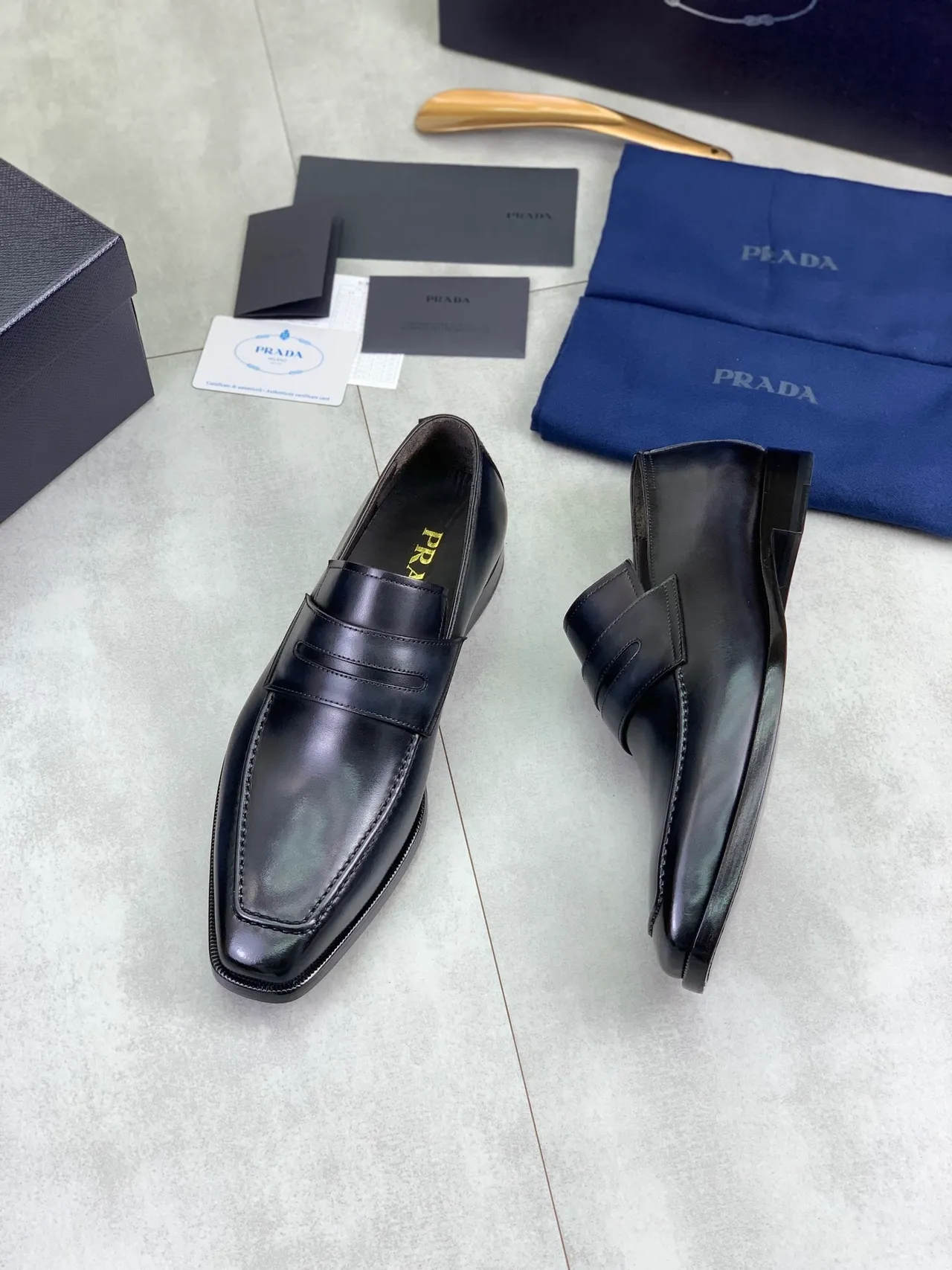 Prada mocassins pretos de couro polido com bico quadrado slip-on 5