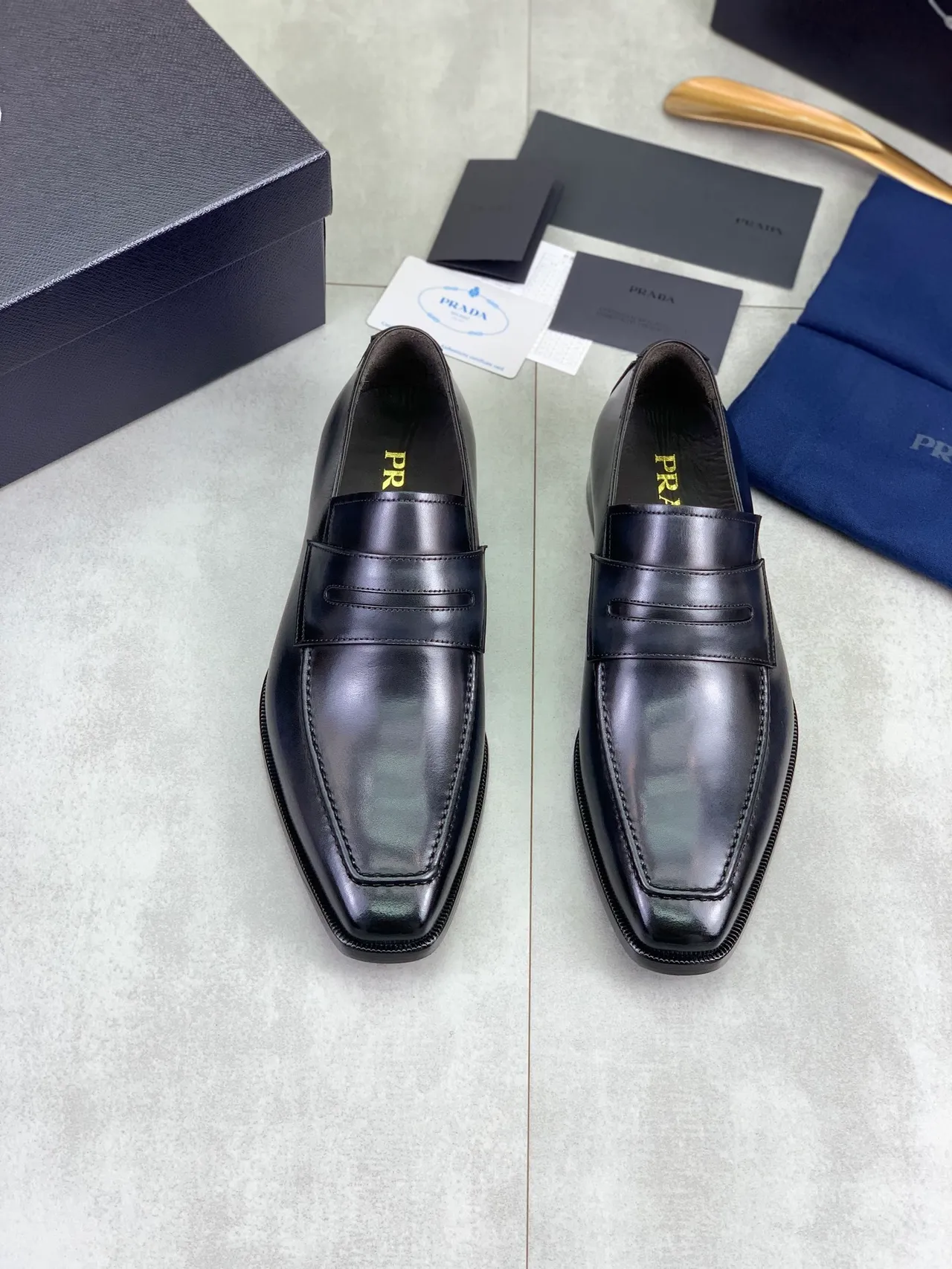Prada mocassins pretos de couro polido com bico quadrado slip-on 6