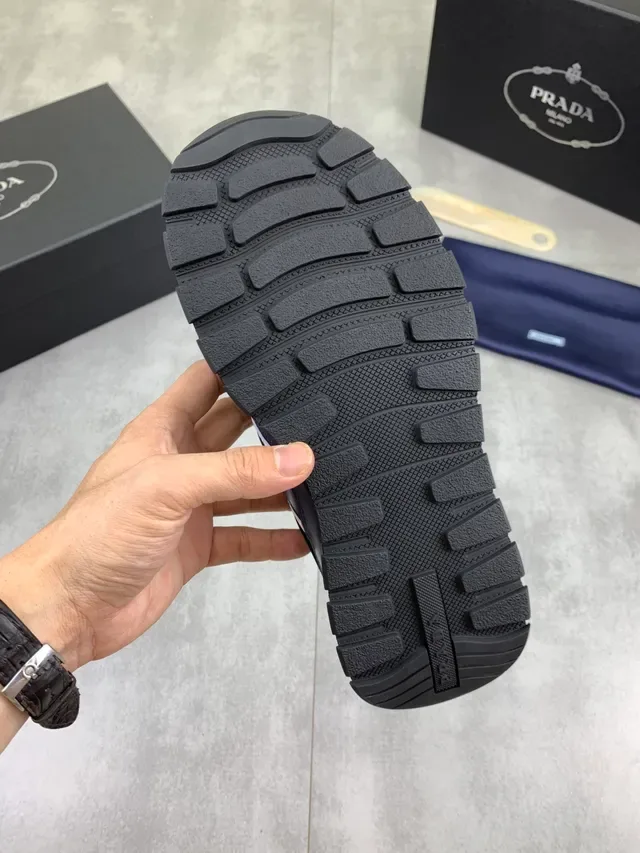 Prada Tênis Lifestyle Navy White Couro-Mesh Híbrido com Detalhe de Listra Tripla 3