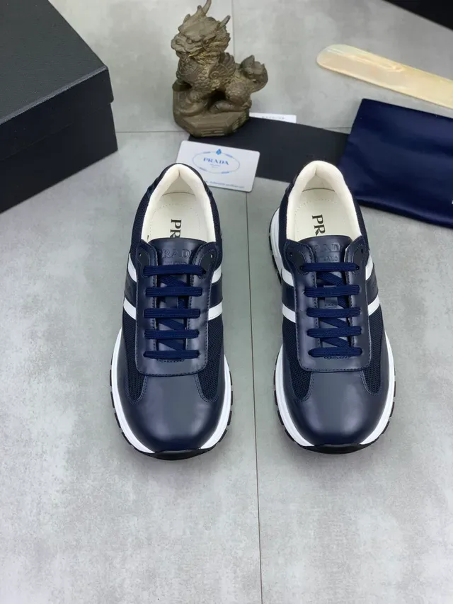 Prada Tênis Lifestyle Navy White Couro-Mesh Híbrido com Detalhe de Listra Tripla 4