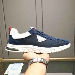 Prada حذاء رياضي أسلوب حياة مع علوة شبكية و بدي أزرق بحري أبيض، وسطة كعب منحوتة مع تجاعيد
