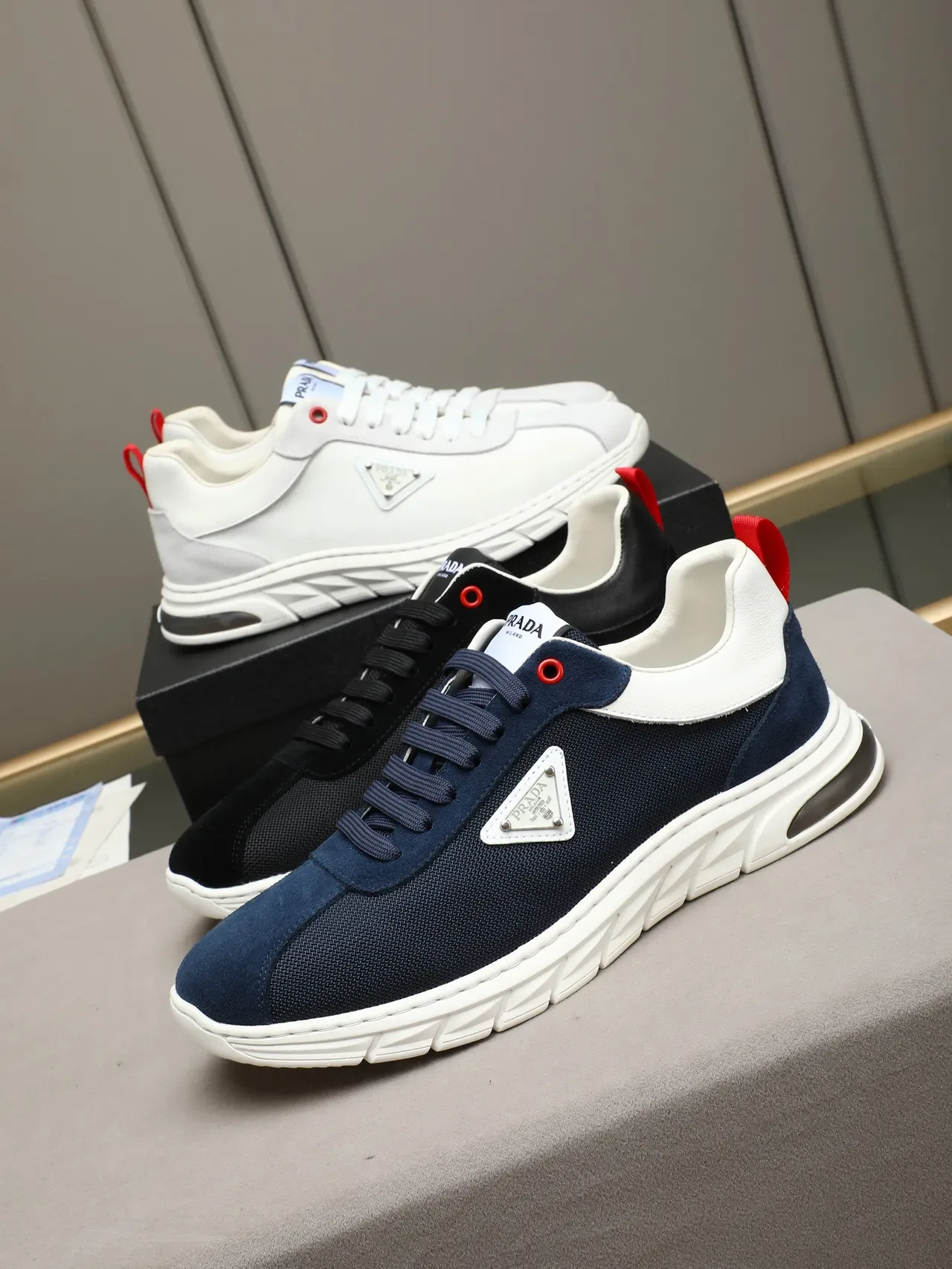 Prada حذاء رياضي أسلوب حياة مع علوة شبكية و بدي أزرق بحري أبيض، وسطة كعب منحوتة مع تجاعيد 2