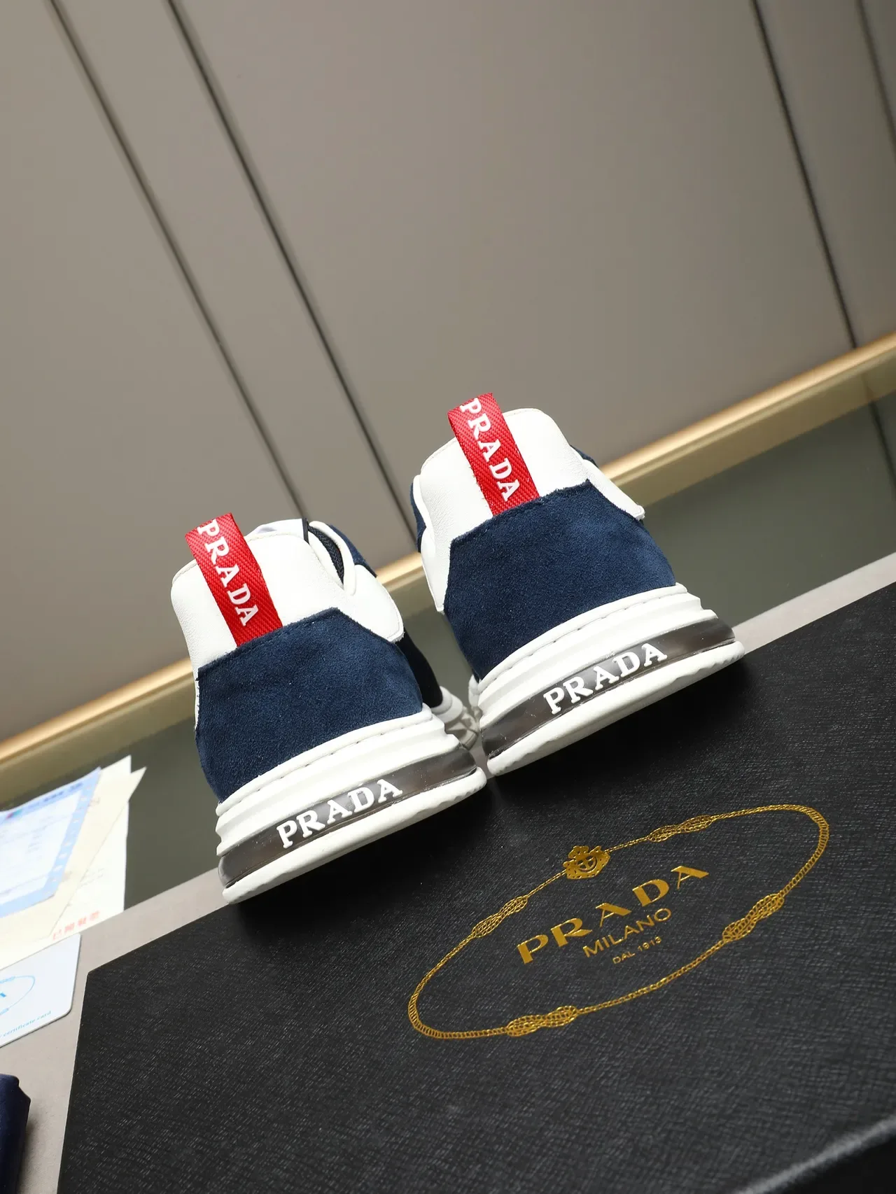 Prada حذاء رياضي أسلوب حياة مع علوة شبكية و بدي أزرق بحري أبيض، وسطة كعب منحوتة مع تجاعيد 3