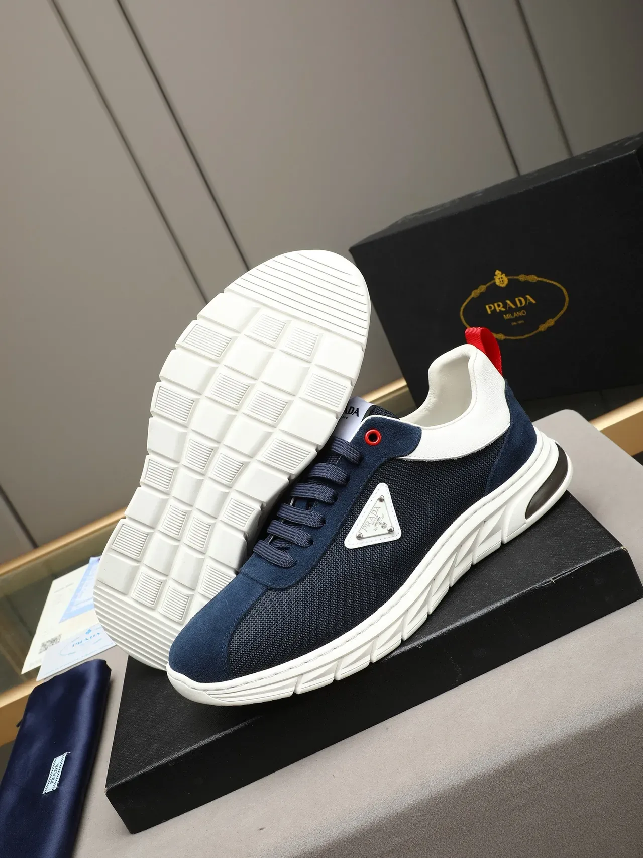 Prada حذاء رياضي أسلوب حياة مع علوة شبكية و بدي أزرق بحري أبيض، وسطة كعب منحوتة مع تجاعيد 4