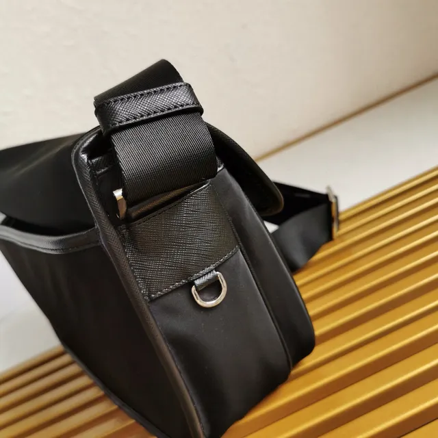 Prada Re-Edition 2005 Bolsa Mensageira Flap-Top Preta 2