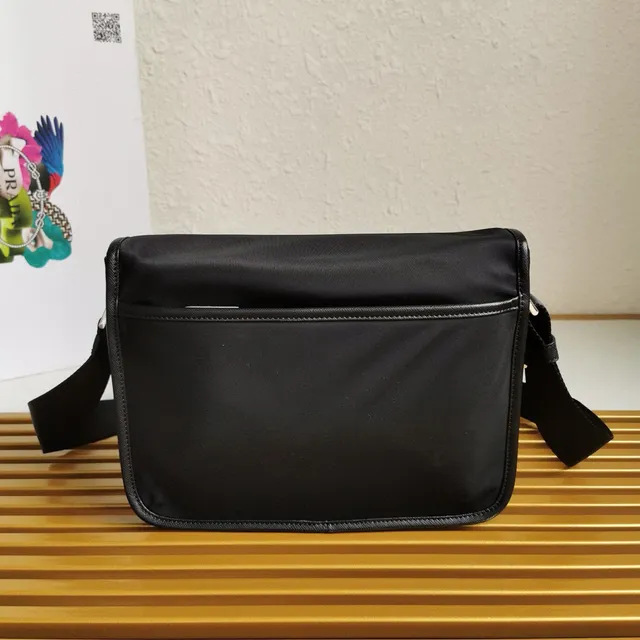 Prada Re-Edition 2005 Bolsa Mensageira Flap-Top Preta 3