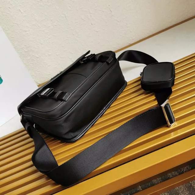 Prada Re-Edition 2005 Bolsa Mensageira Flap-Top Preta 4