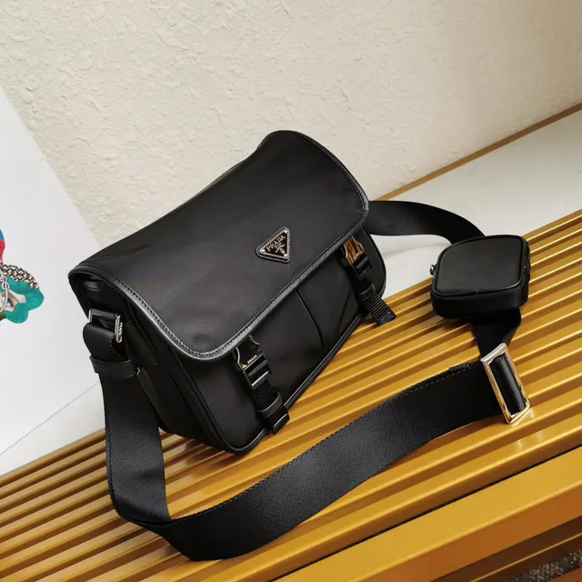Prada Re-Edition 2005 Bolsa Mensageira Flap-Top Preta 5