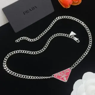 Prada قلادة شعار مثلثي مينا أحمر سلسلة كيرب فضية