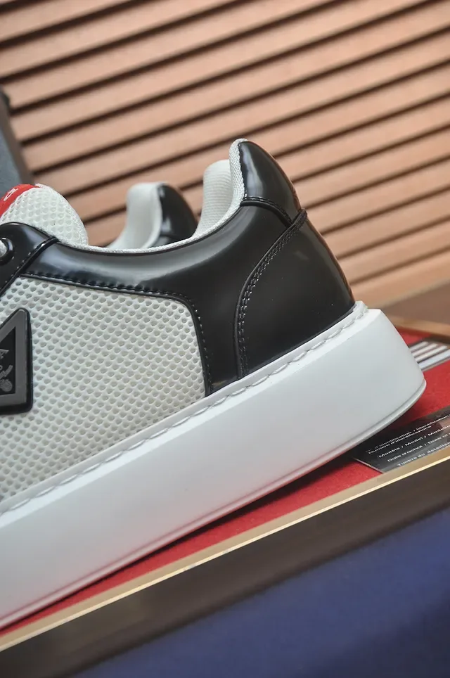 Prada Sneakers Lifestyle Blanc et Noir Semelle Plateforme Maille et Cuir 2