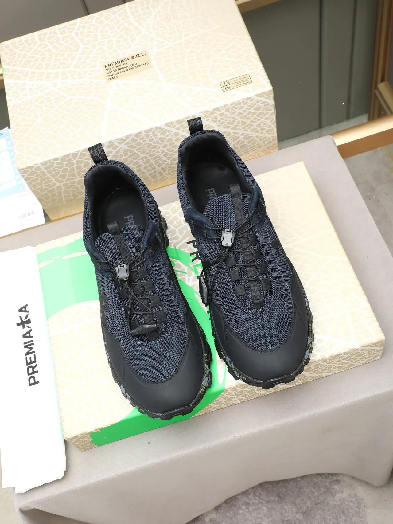Premiata Noir et Vert Maille Et Daim Supérieur Fermeture Hybride Baskets Style de vie 2