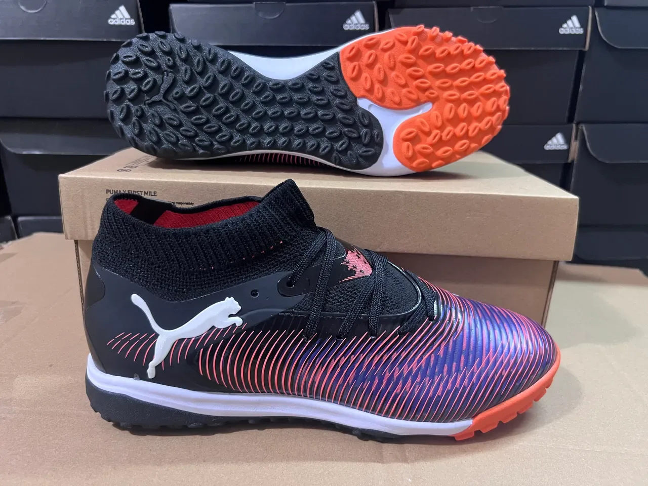 Puma Chaussures de football turf noir multicolor avec col de chaussette en tricot et tige listrée iridescente 1