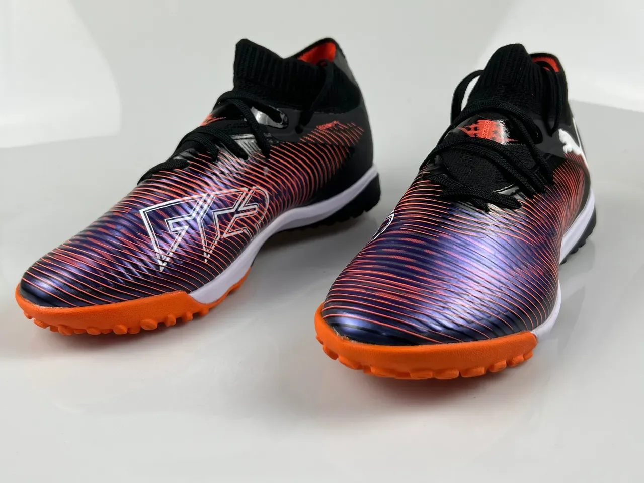 Puma Chaussures de football turf noir multicolor avec col de chaussette en tricot et tige listrée iridescente 10