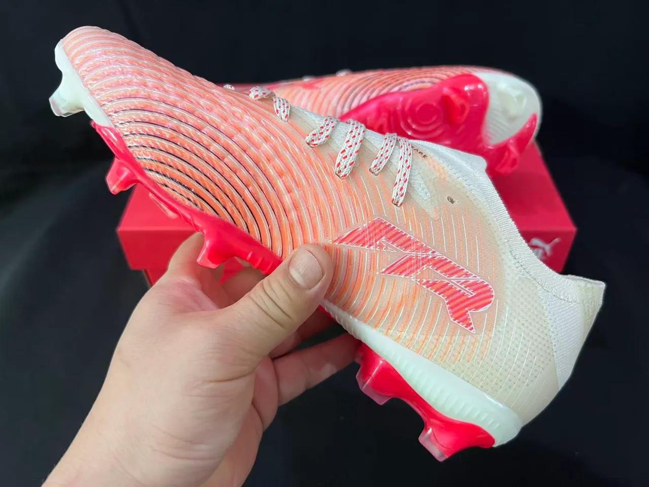 Puma Future Z Beige Rose Upper en Maille Détails en Dégradé Chaussures de Football pour Terrain Ferme 4
