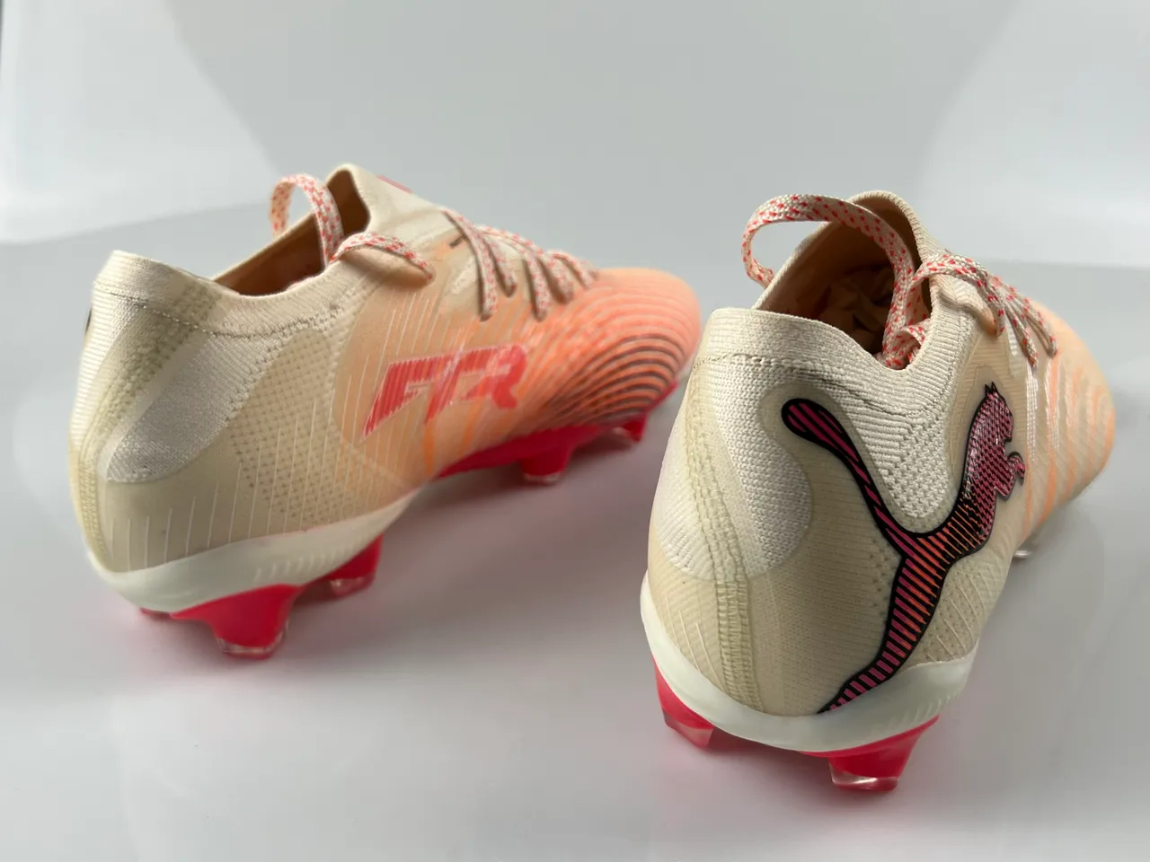 Puma Future Z Upper de malha bege e vermelho listras laranja gradiente firm-ground chuteiras de futebol 2