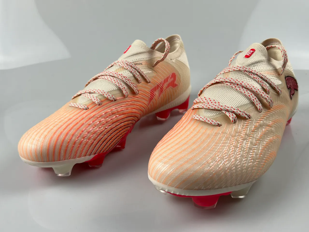 Puma Future Z Upper de malha bege e vermelho listras laranja gradiente firm-ground chuteiras de futebol 3