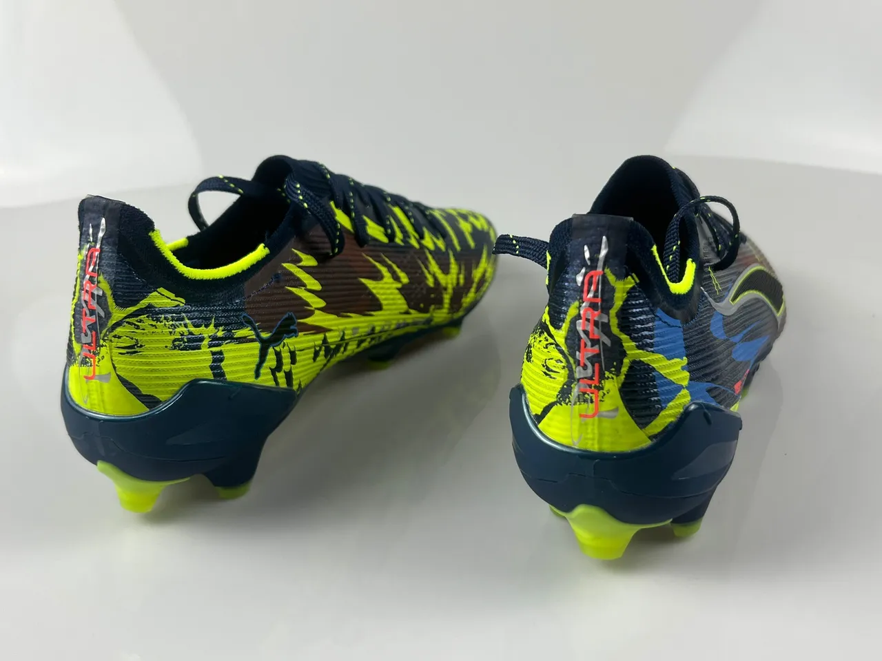 Puma Future Z Navy Yellow Zapatillas de fútbol con cordones asimétricos y upper de calcetín texturizado para terreno firme 7