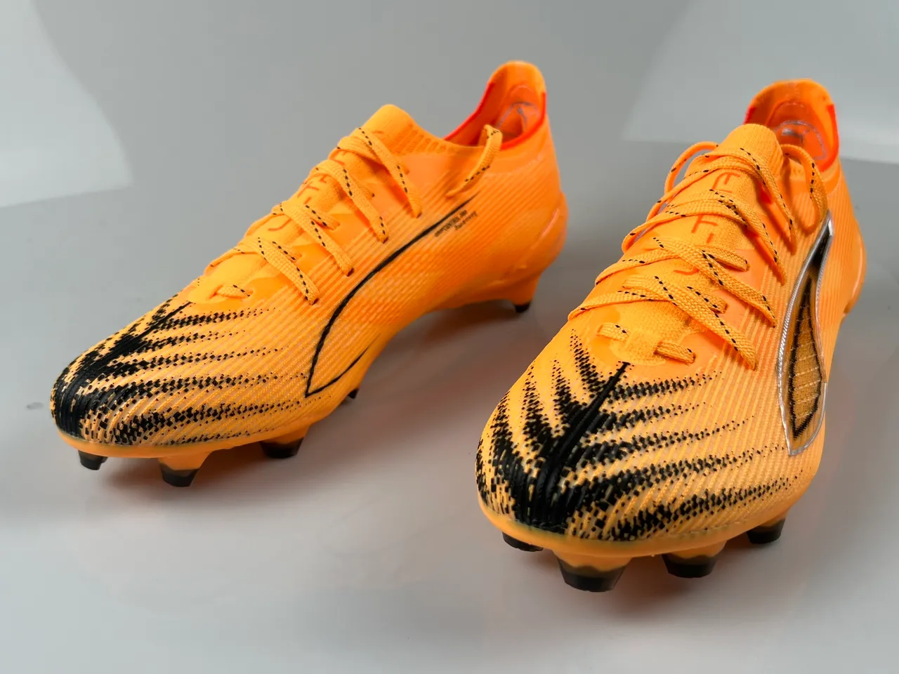 Puma Ultra Orange Black লো-কাট লেস-আপ রিবড সিন্থেটিক আপার ফার্ম-গ্রাউন্ড ফুটবল জুতো 9