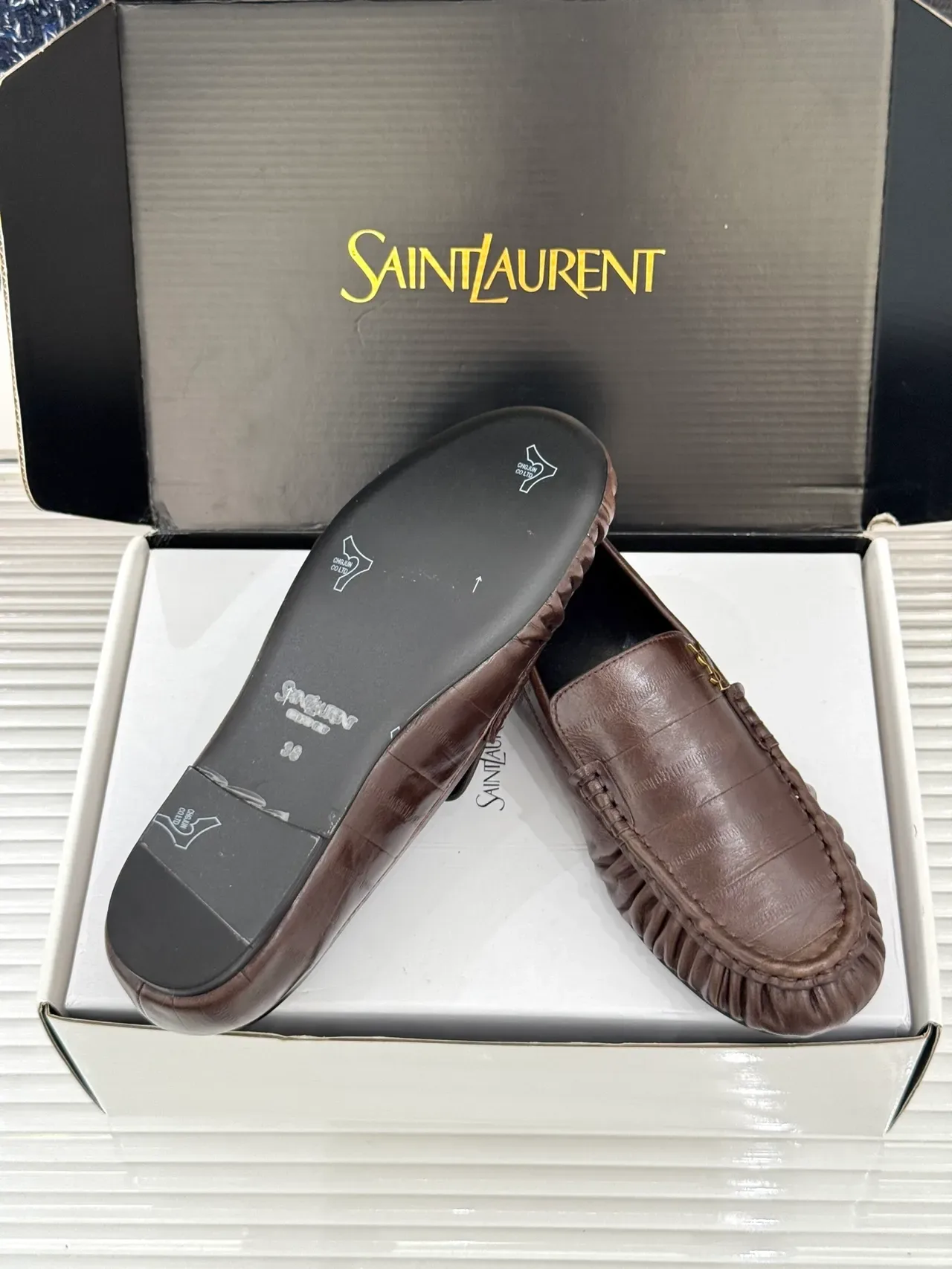 Saint Laurent Marron Doré Moc-Toe Couture Cuir Texturisé Loafer 2
