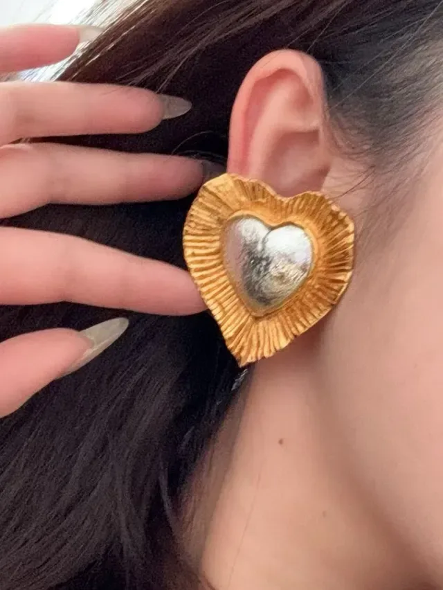 Brincos Saint Laurent em forma de coração texturados em prata e ouro 2