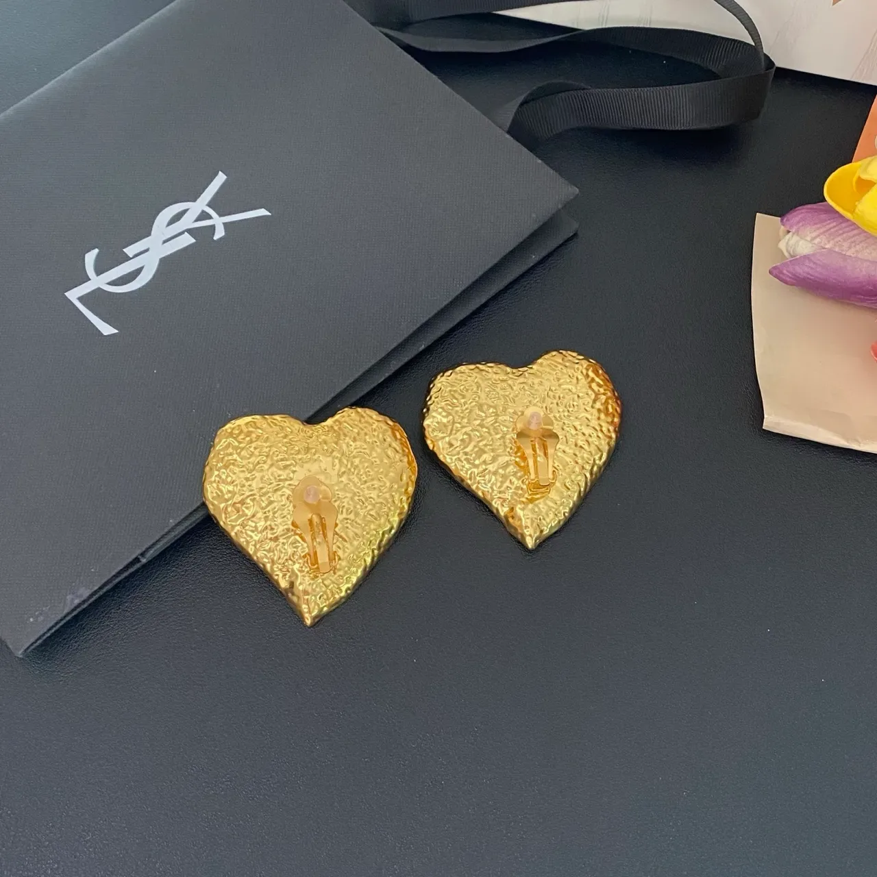 Brincos Saint Laurent em forma de coração texturados em prata e ouro 3