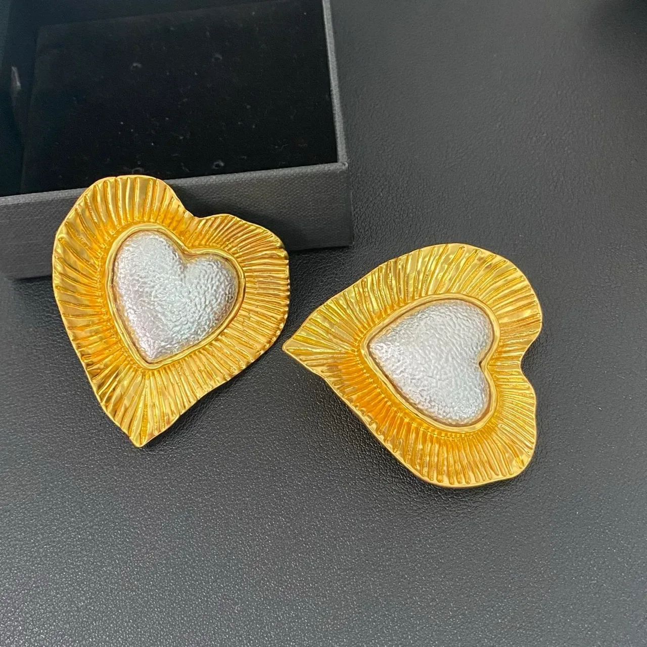 Brincos Saint Laurent em forma de coração texturados em prata e ouro 4