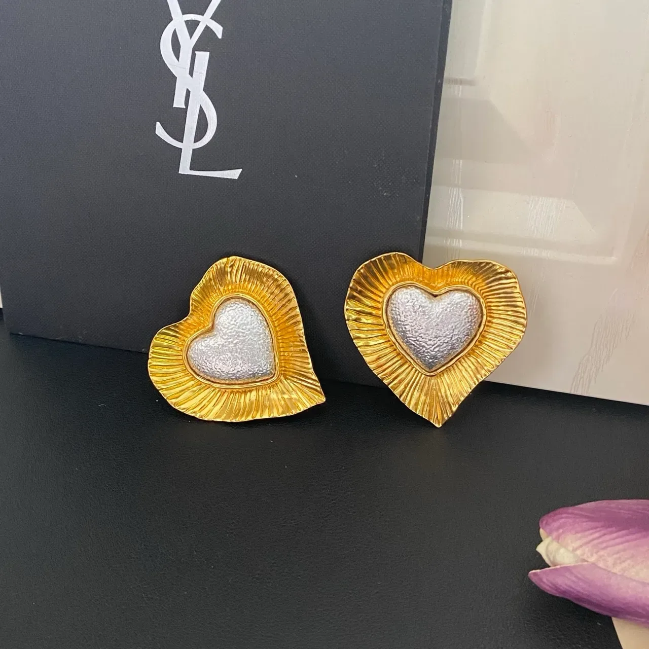Brincos Saint Laurent em forma de coração texturados em prata e ouro 5