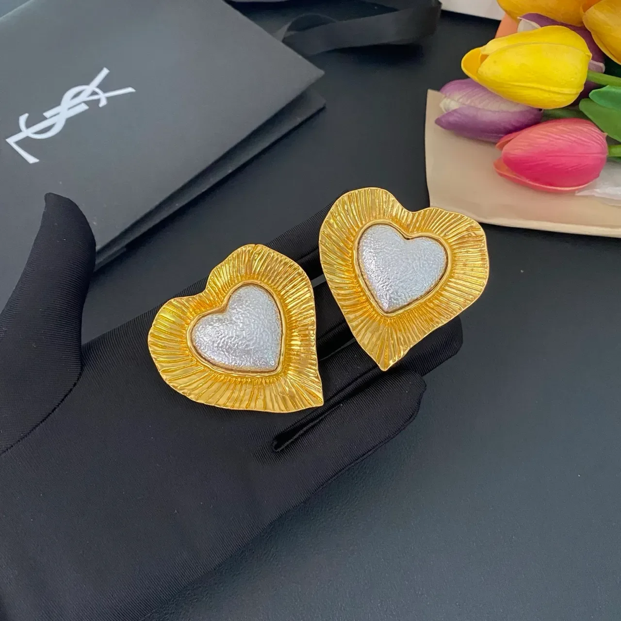 Brincos Saint Laurent em forma de coração texturados em prata e ouro 6