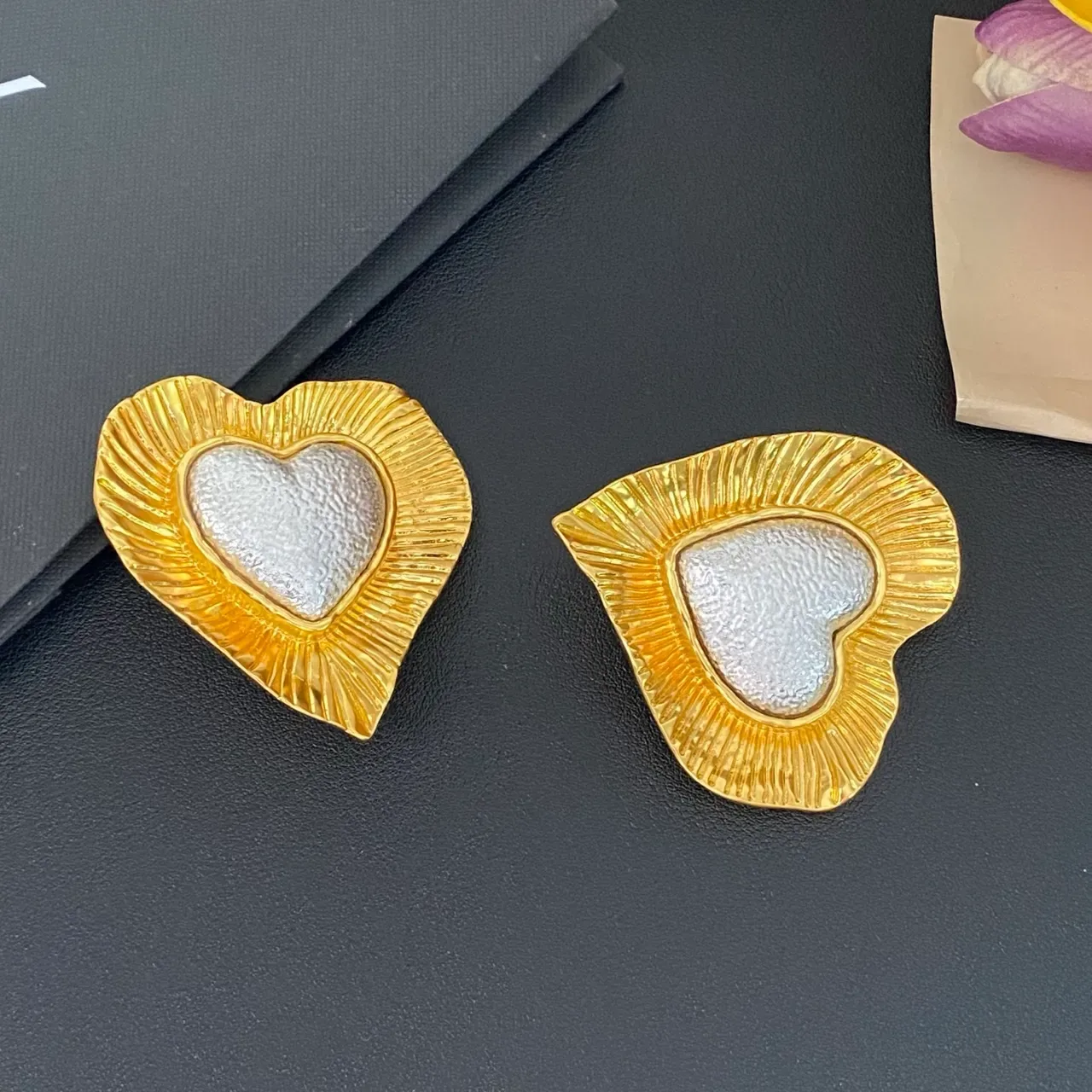 Brincos Saint Laurent em forma de coração texturados em prata e ouro 7