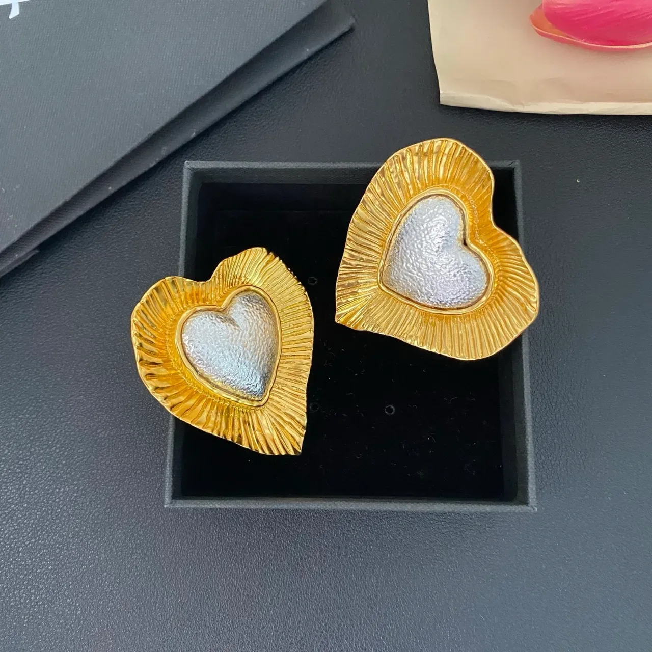 Brincos Saint Laurent em forma de coração texturados em prata e ouro 8