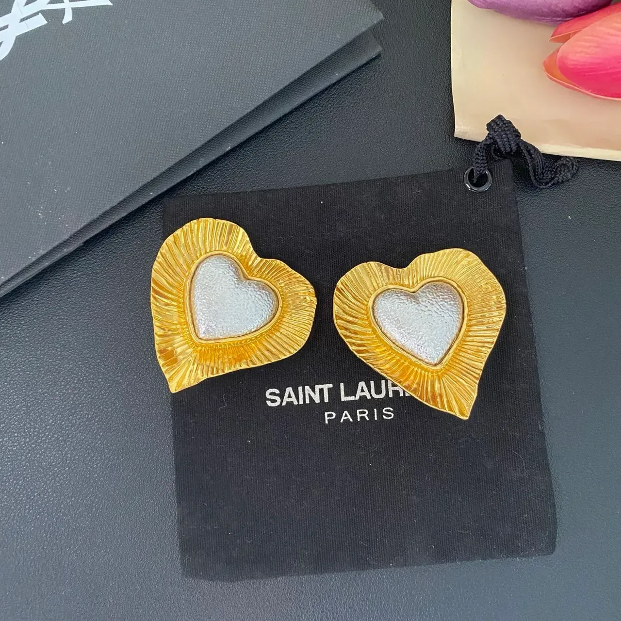 Brincos Saint Laurent em forma de coração texturados em prata e ouro 9