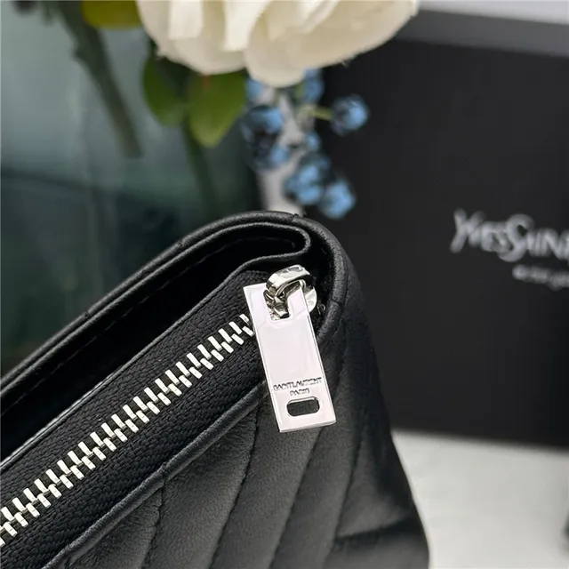 Saint Laurent Loulou Carteira curta preta acolchoada em chevron 20