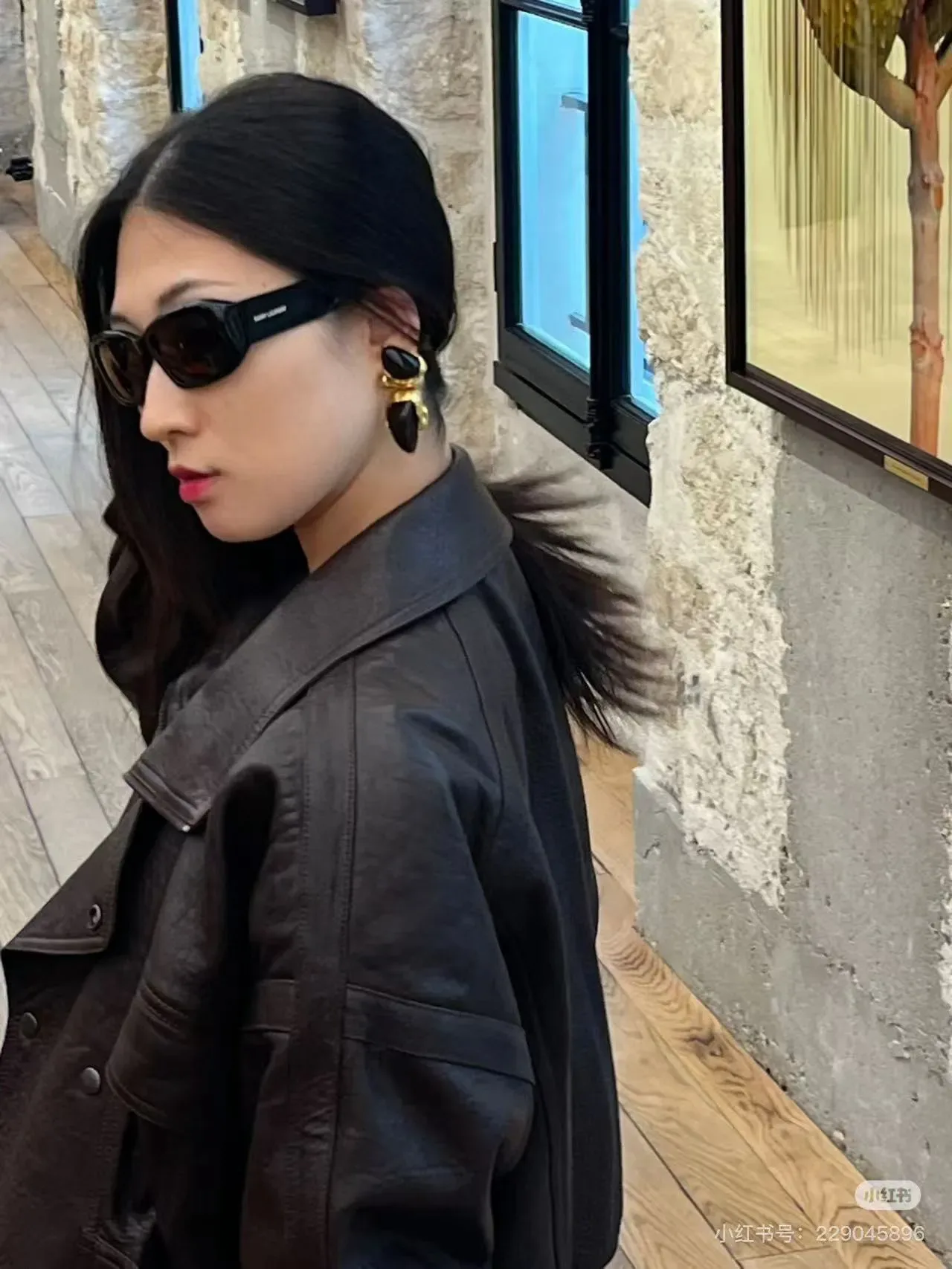 Saint Laurent Boucles d'Oreilles Sculpturales en Pierre Noire et Dorée 2
