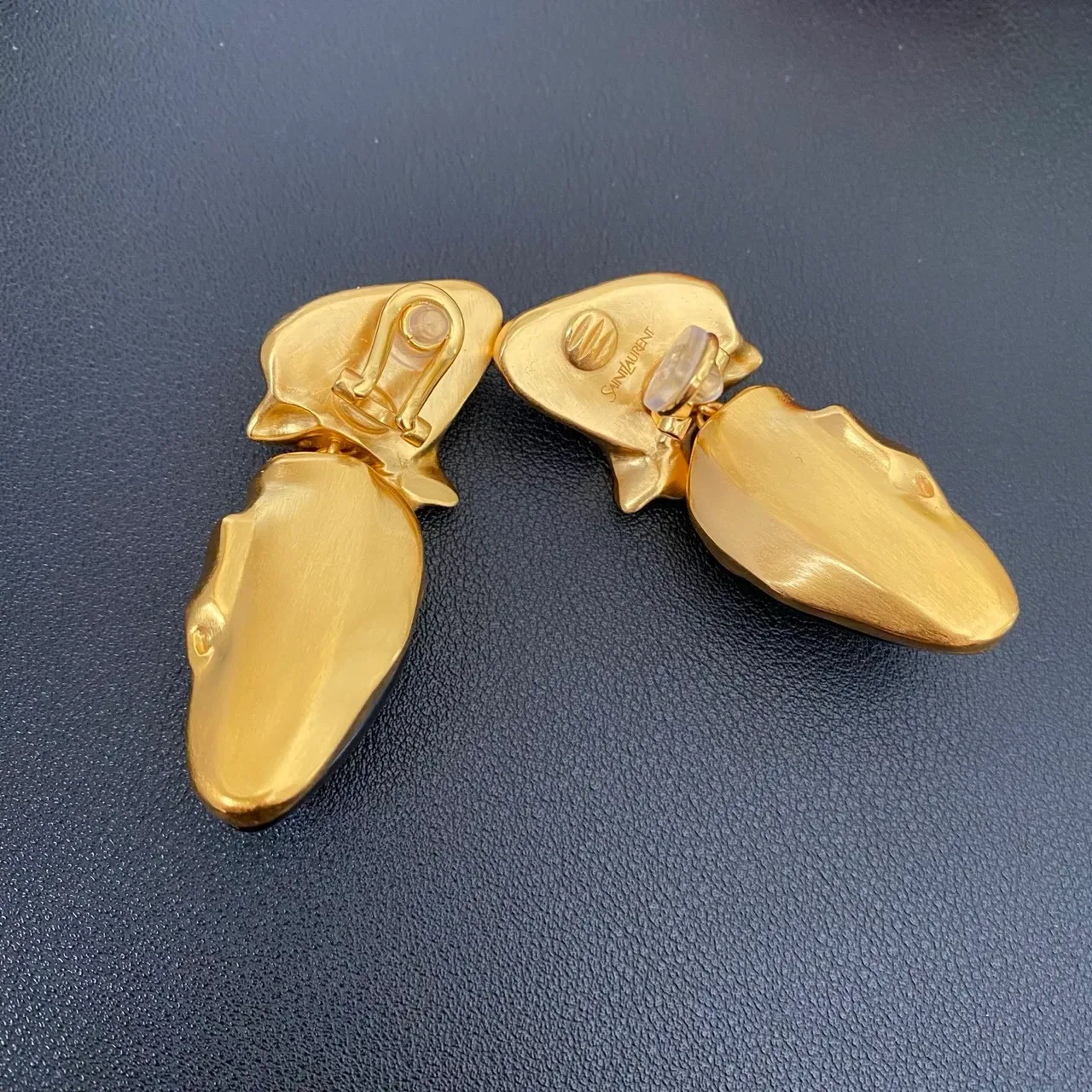 Saint Laurent Boucles d'Oreilles Sculpturales en Pierre Noire et Dorée 4