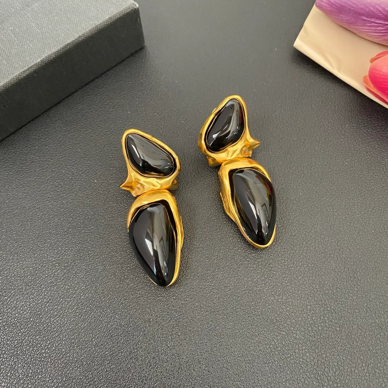 Saint Laurent Boucles d'Oreilles Sculpturales en Pierre Noire et Dorée 5