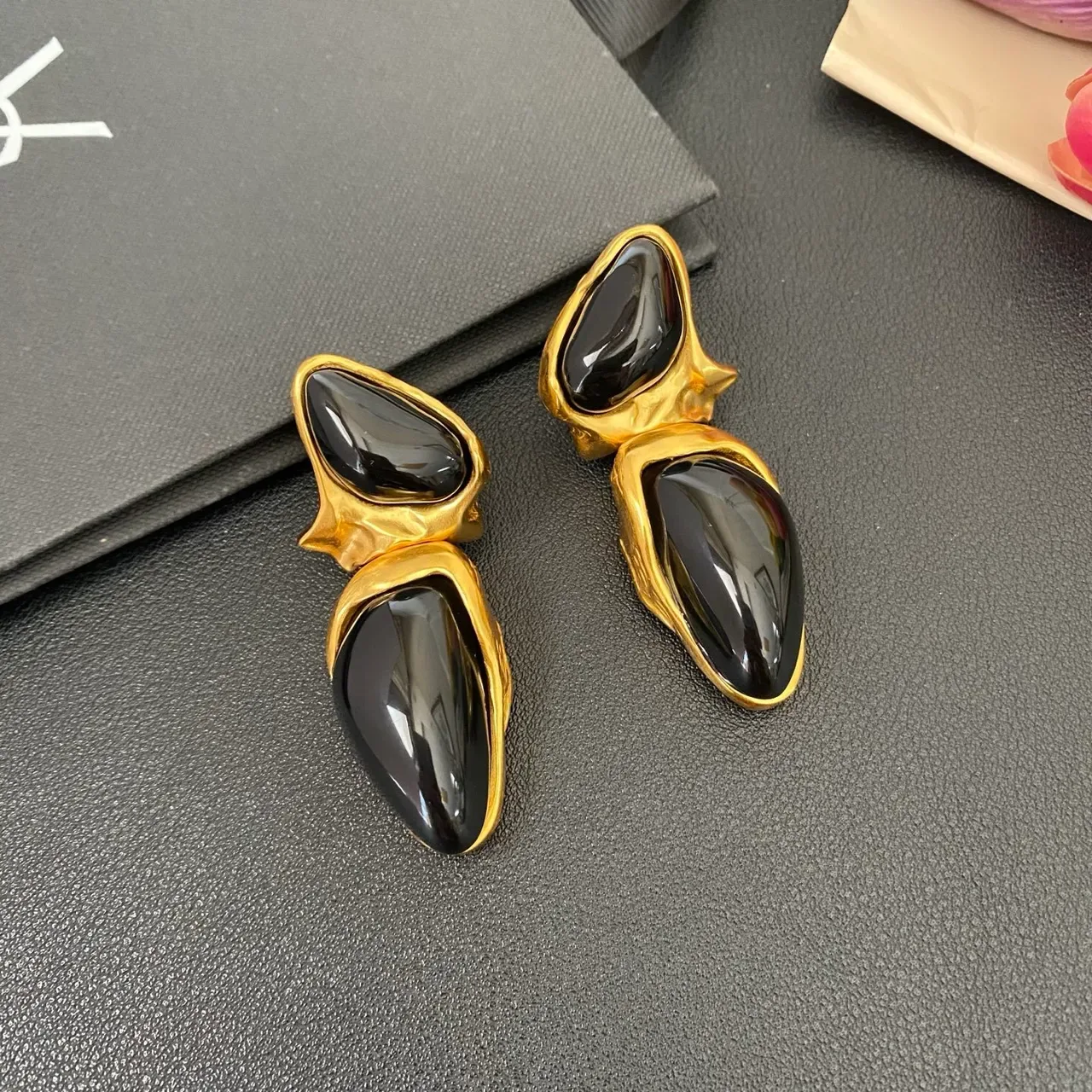 Saint Laurent Boucles d'Oreilles Sculpturales en Pierre Noire et Dorée 7