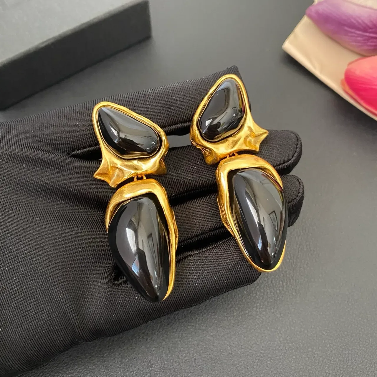 Saint Laurent Boucles d'Oreilles Sculpturales en Pierre Noire et Dorée 8