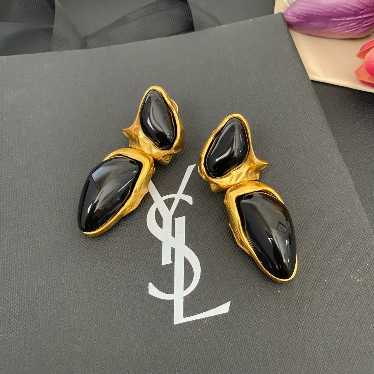 Saint Laurent Boucles d'Oreilles Sculpturales en Pierre Noire et Dorée 9