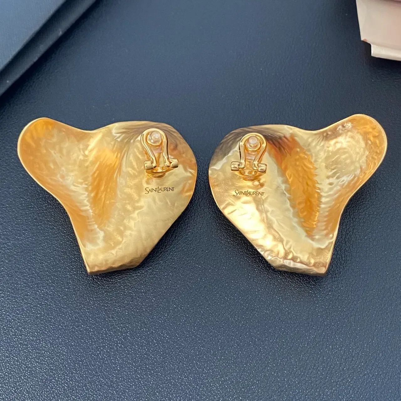 Saint Laurent Boucles d'Oreilles Sculpturales Martelées Dorées Cabochon 4