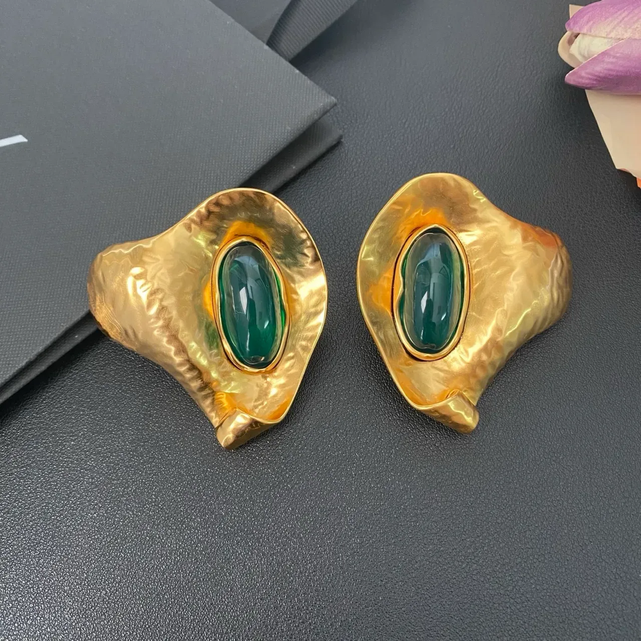Saint Laurent Boucles d'Oreilles Sculpturales Martelées Dorées Cabochon 5