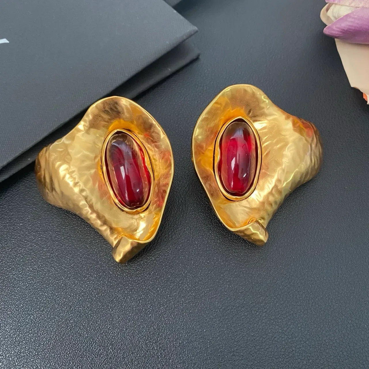Saint Laurent Boucles d'Oreilles Sculpturales Martelées Dorées Cabochon 6