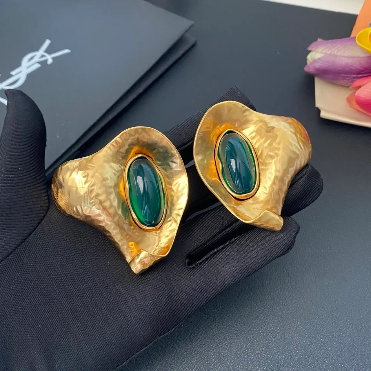 Saint Laurent Boucles d'Oreilles Sculpturales Martelées Dorées Cabochon 7