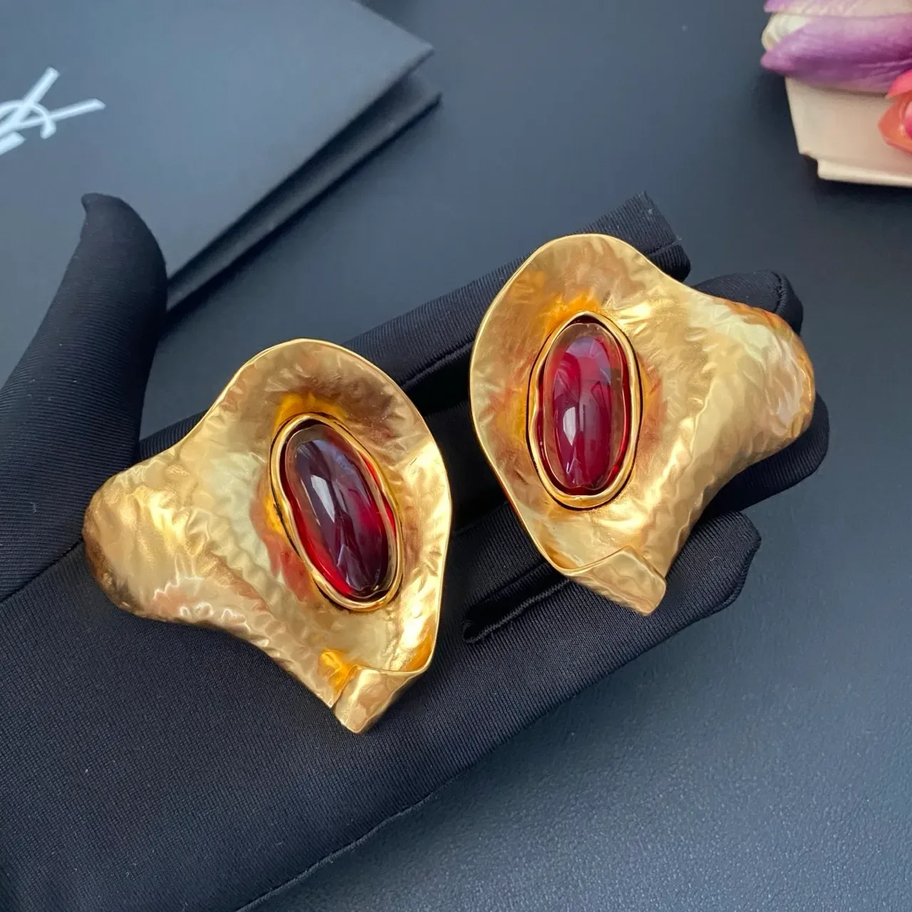 Saint Laurent Boucles d'Oreilles Sculpturales Martelées Dorées Cabochon 8