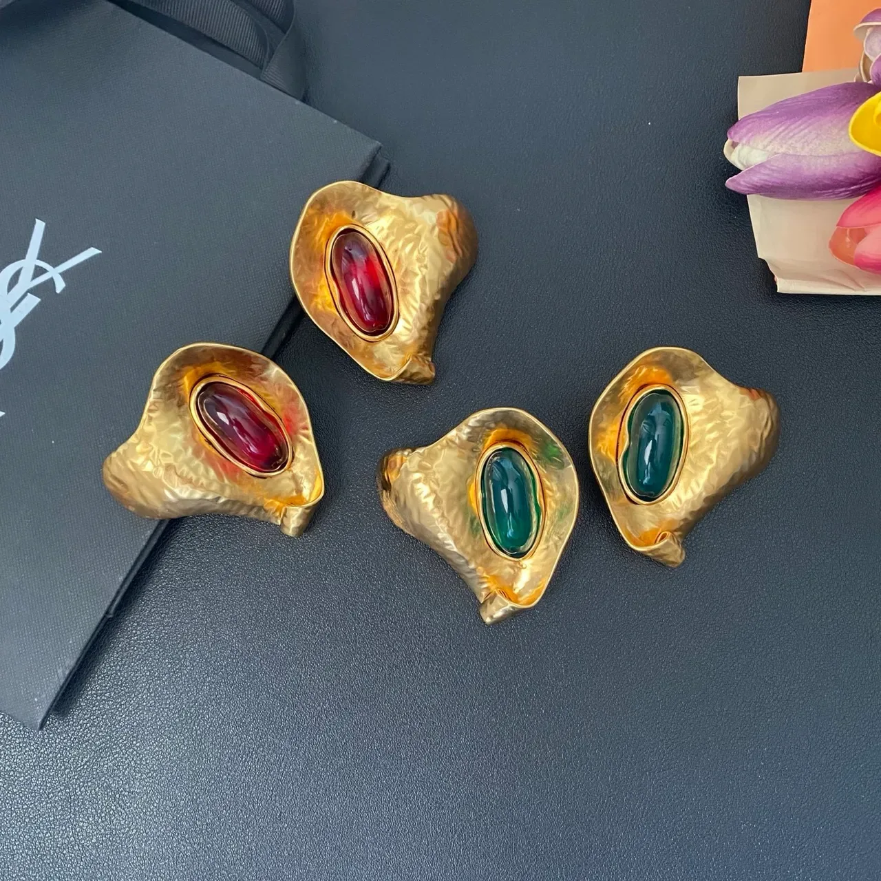 Saint Laurent Boucles d'Oreilles Sculpturales Martelées Dorées Cabochon 9