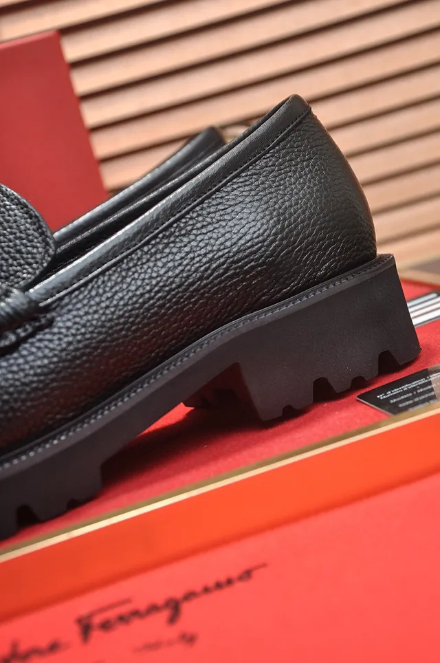 Salvatore Ferragamo Gancini Mocassins en cuir noir grainé 2